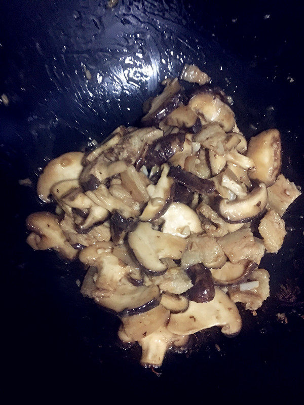 香菇炒肉步骤5