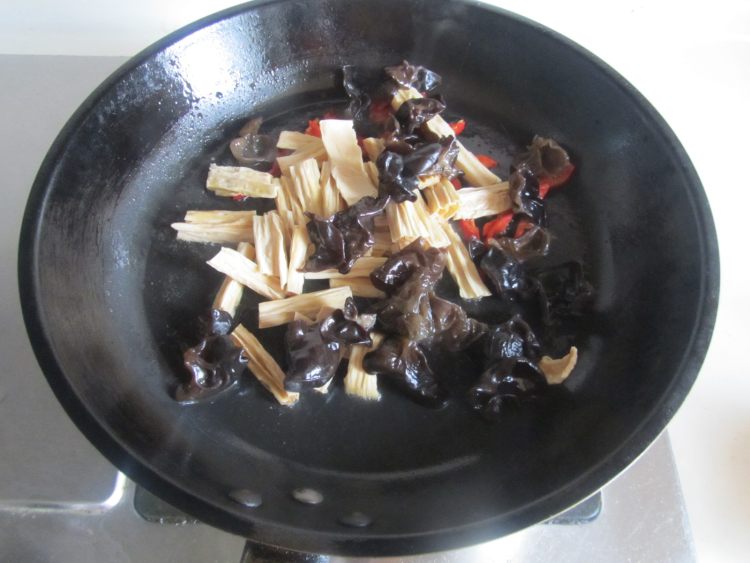 芦笋腐竹炒木耳步骤6