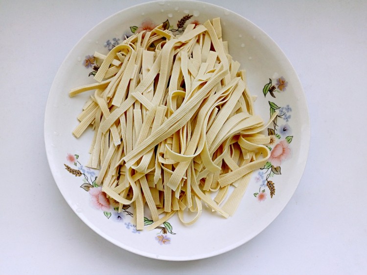 肉丝豆皮青菜汤步骤2