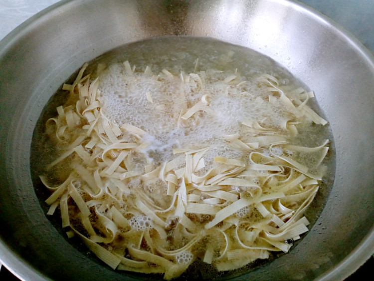 肉丝豆皮青菜汤步骤12