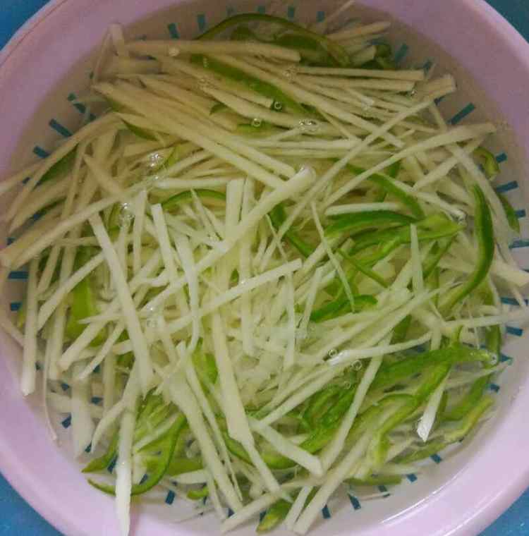 青椒土豆丝步骤2