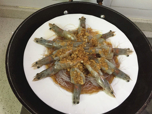 蒜蓉粉丝蒸虾步骤12