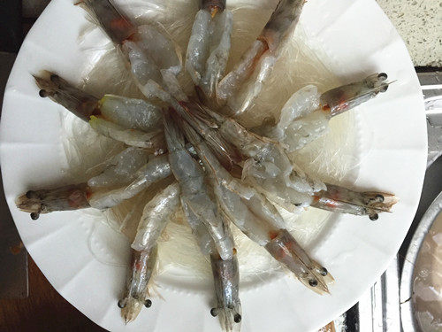 蒜蓉粉丝蒸虾步骤4