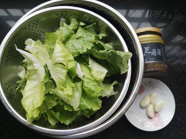 麻汁拌生菜步骤1