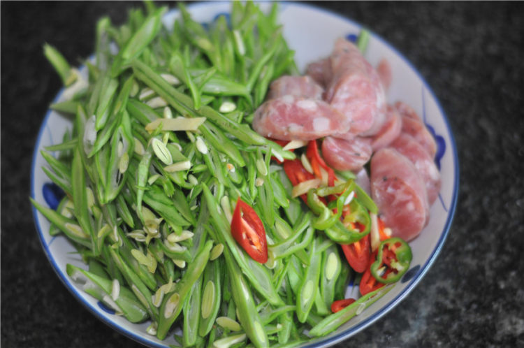 四季豆炒肉肠步骤2
