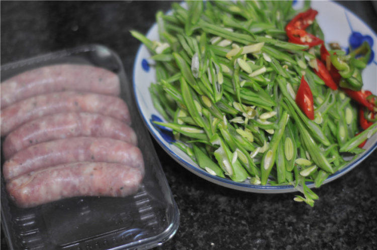 四季豆炒肉肠步骤1
