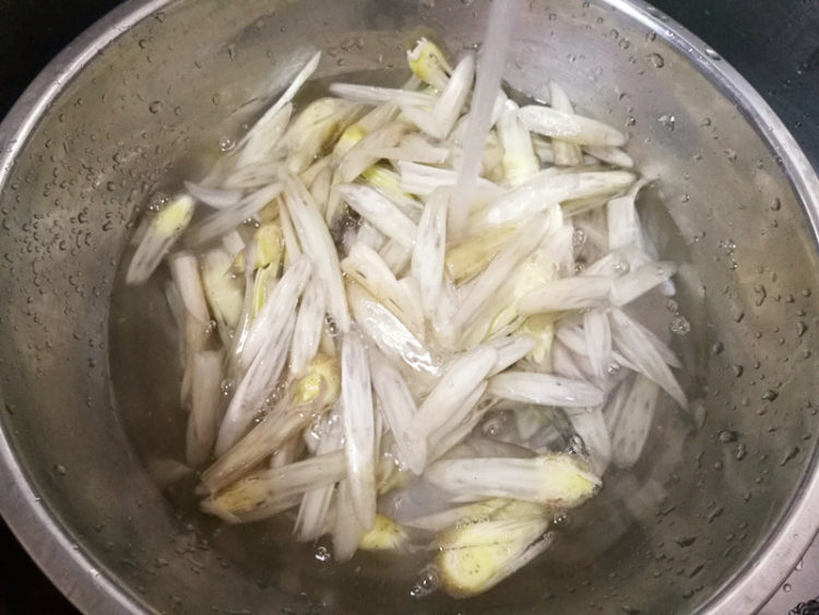 干椒炒藕带步骤2