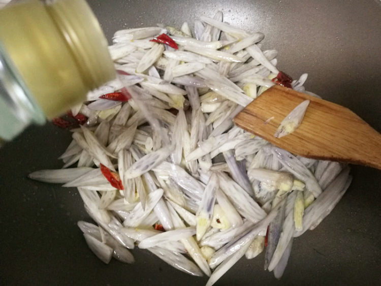 干椒炒藕带步骤7