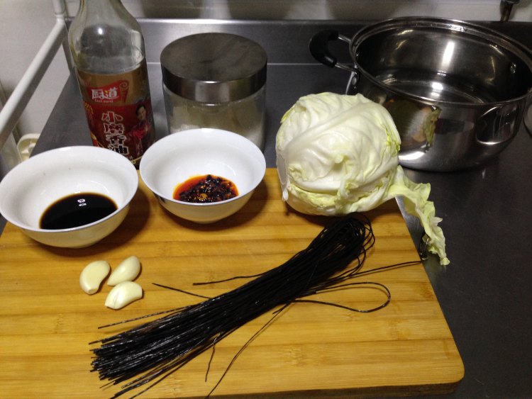 酸辣蕨根粉步骤1