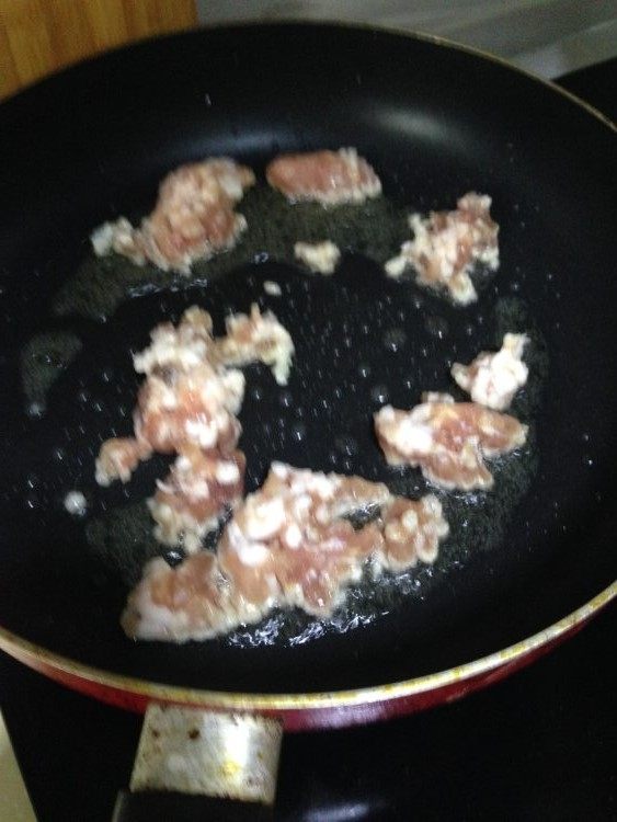 蒜苔木耳炒肉步骤2