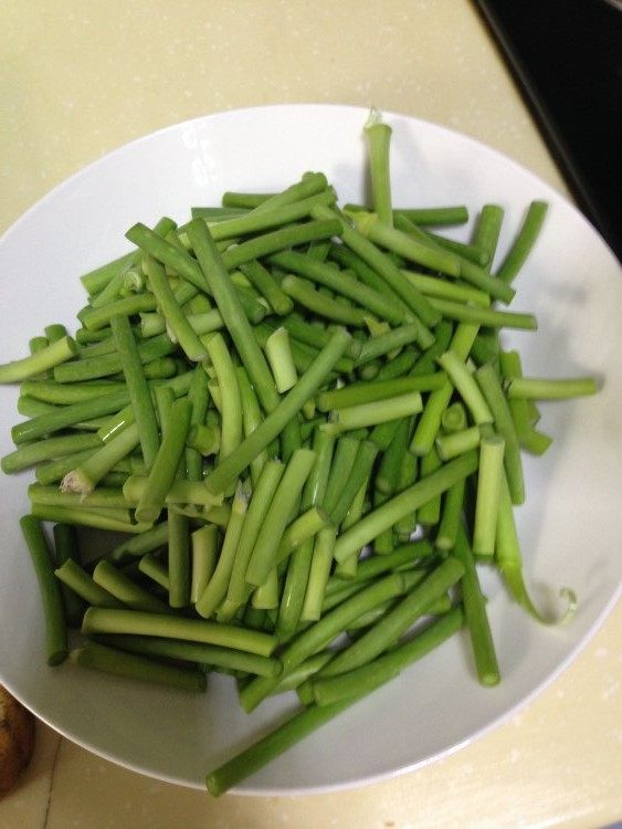 蒜苔木耳炒肉步骤1