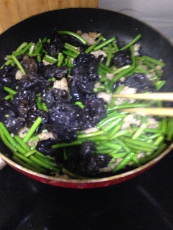 蒜苔木耳炒肉步骤4