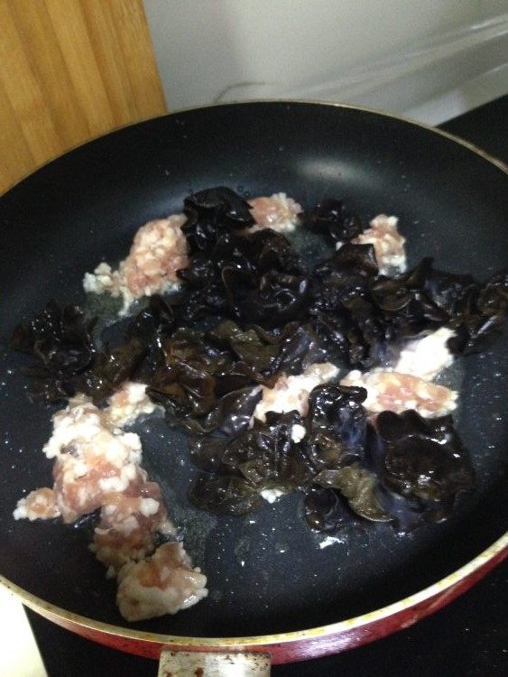蒜苔木耳炒肉步骤3