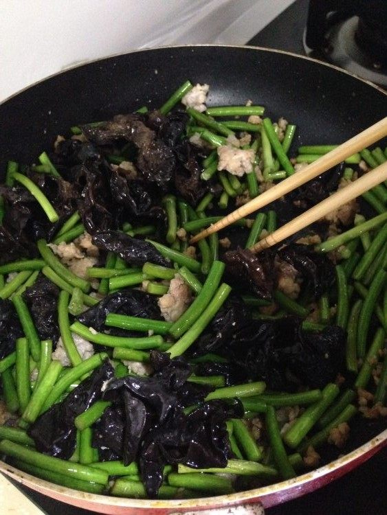 蒜苔木耳炒肉步骤5