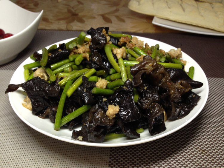 蒜苔木耳炒肉步骤6