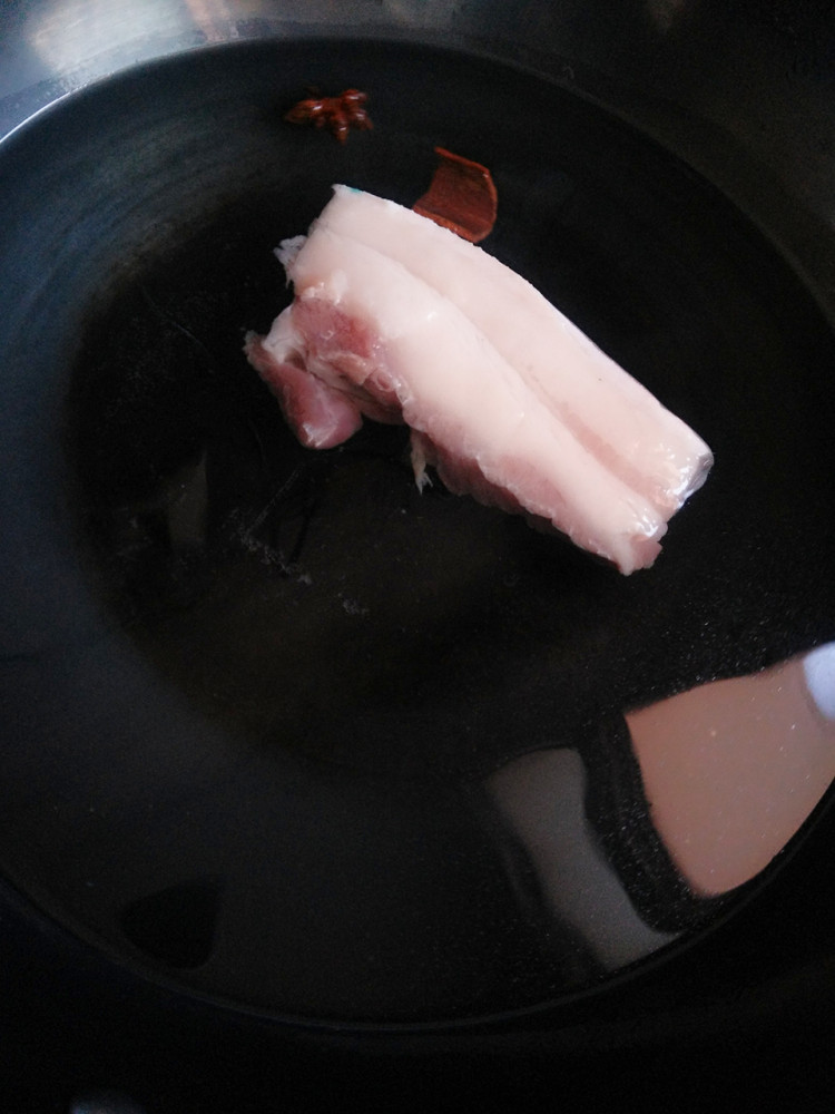 回锅肉炒豆腐皮步骤2