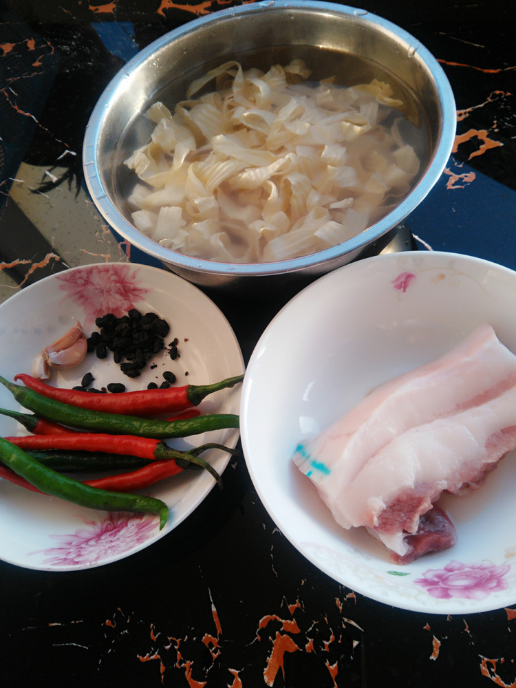 回锅肉炒豆腐皮步骤1