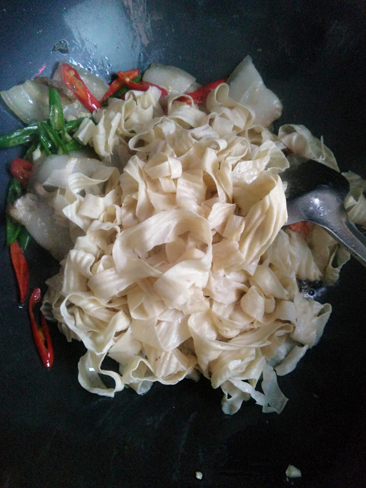 回锅肉炒豆腐皮步骤9