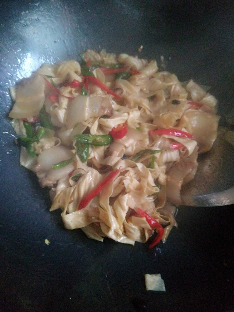 回锅肉炒豆腐皮步骤10