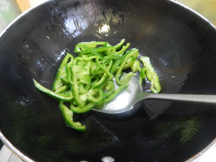 菜椒炒豆皮步骤5