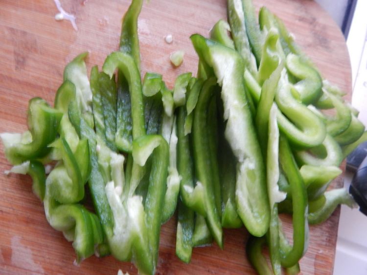 菜椒炒豆皮步骤1