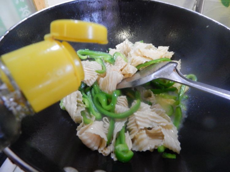 菜椒炒豆皮步骤9