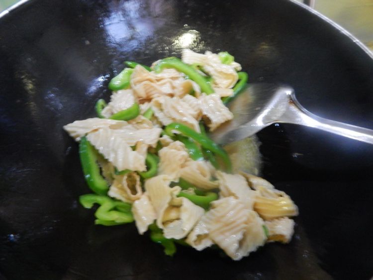 菜椒炒豆皮步骤7