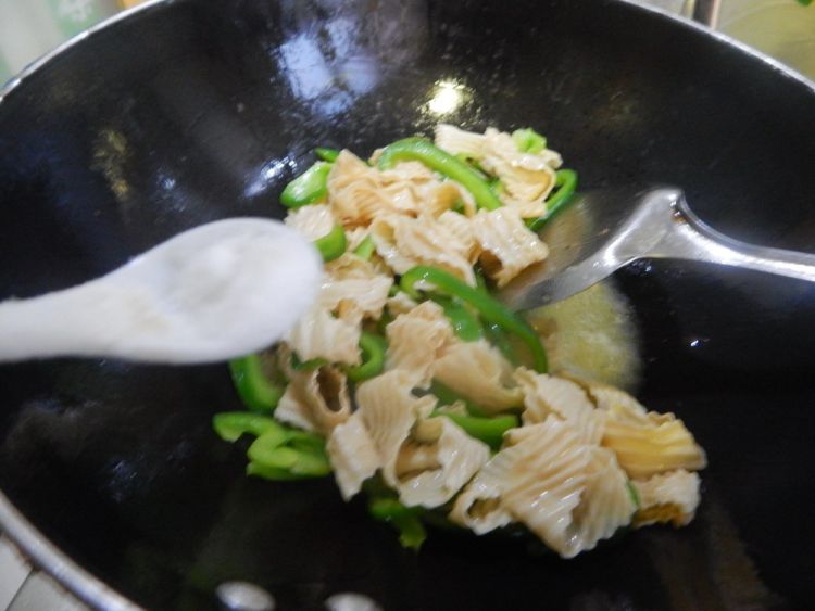 菜椒炒豆皮步骤8