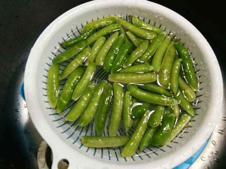 调汁煮豌豆步骤2