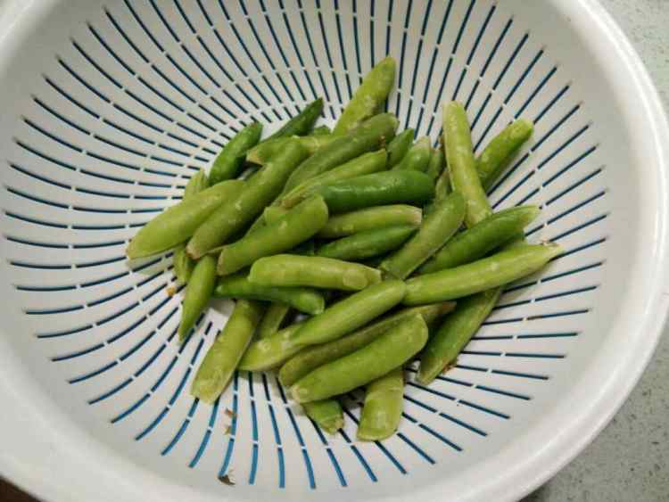 调汁煮豌豆步骤1