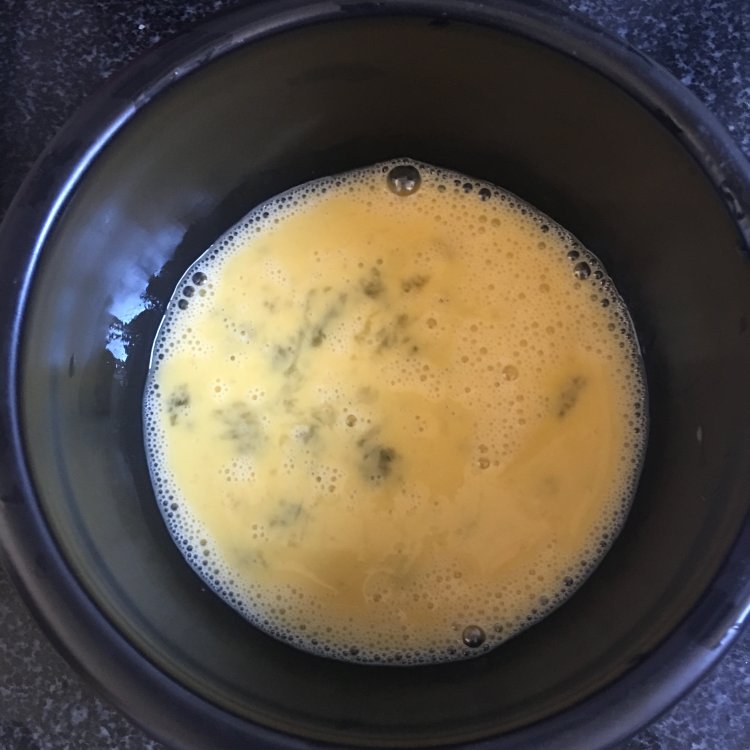 蛋煎馒头片步骤2