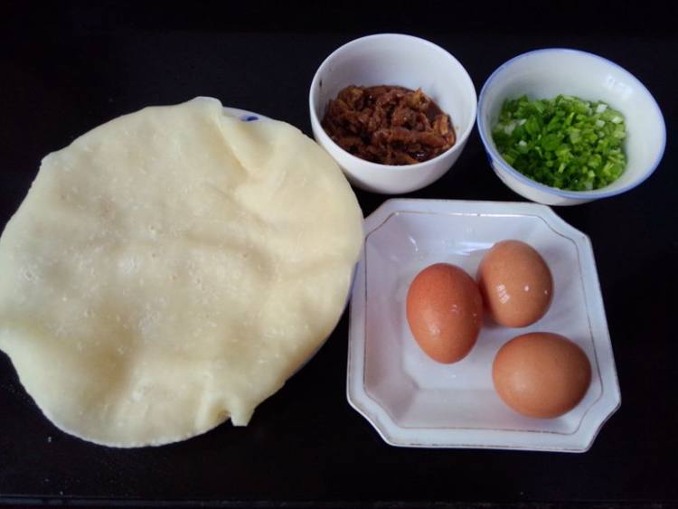 鸡蛋酱肉丝面饼步骤1
