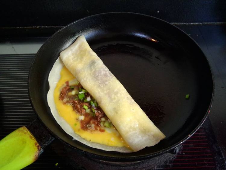 鸡蛋酱肉丝面饼步骤7