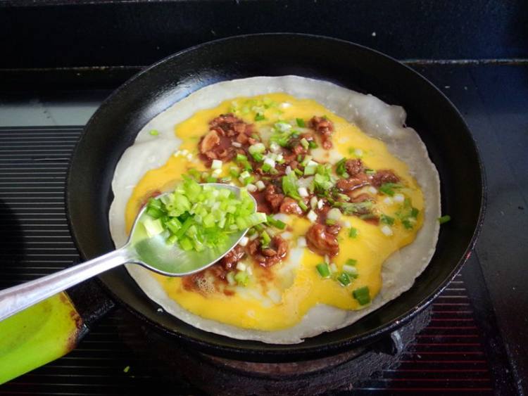 鸡蛋酱肉丝面饼步骤6
