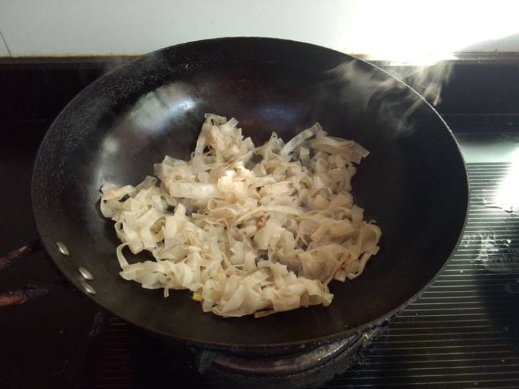鸡蛋炒馄饨皮子步骤5
