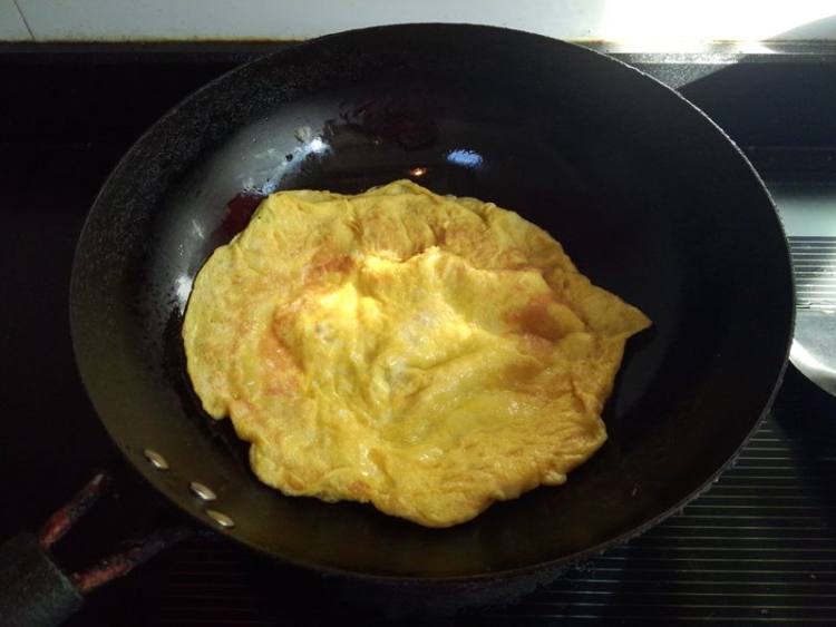 鸡蛋炒馄饨皮子步骤3