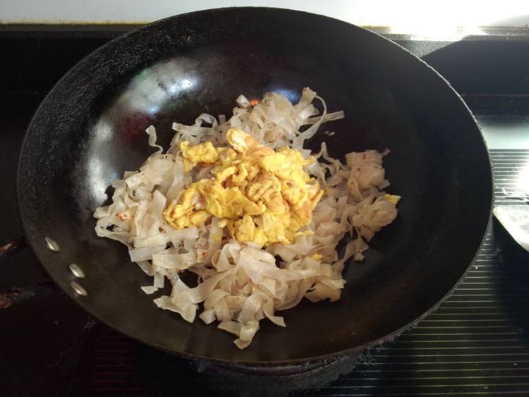 鸡蛋炒馄饨皮子步骤6