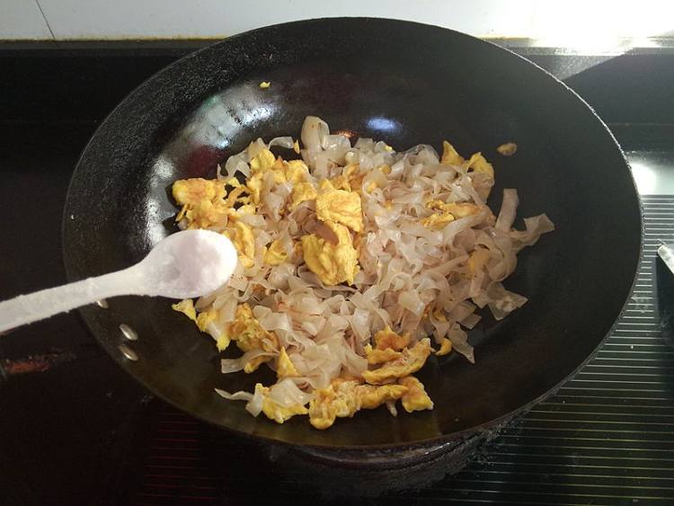 鸡蛋炒馄饨皮子步骤7