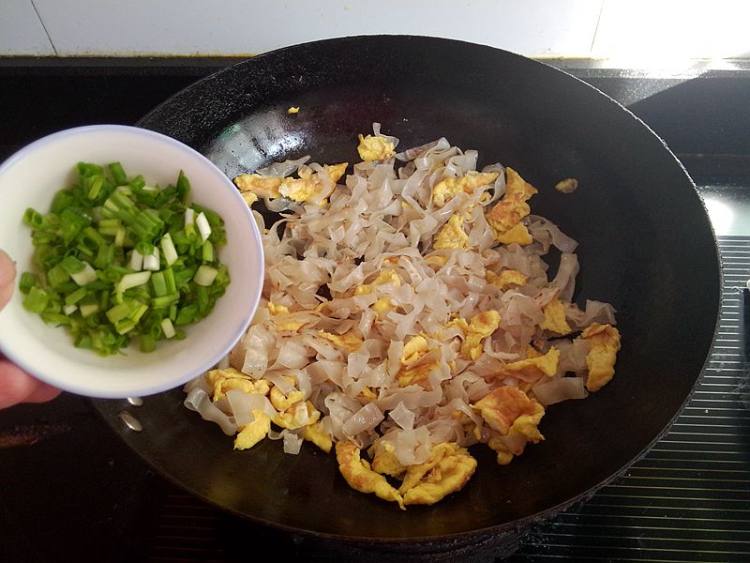 鸡蛋炒馄饨皮子步骤8