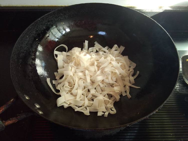 鸡蛋炒馄饨皮子步骤4