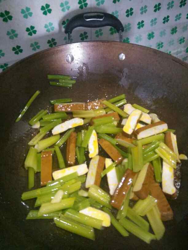 芹菜豆腐干步骤6