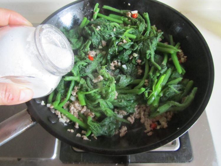 肉末炒南瓜叶步骤8