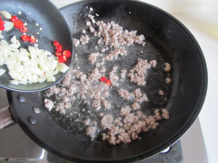 肉末炒南瓜叶步骤6