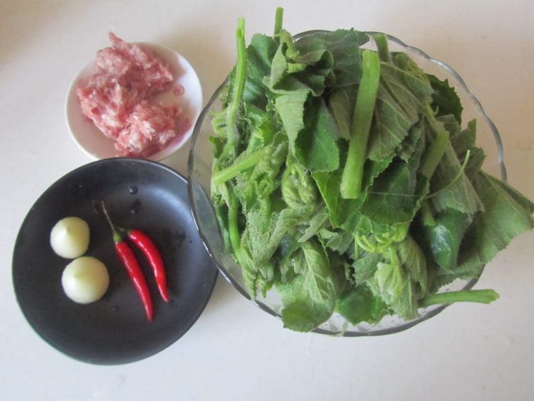 肉末炒南瓜叶步骤1