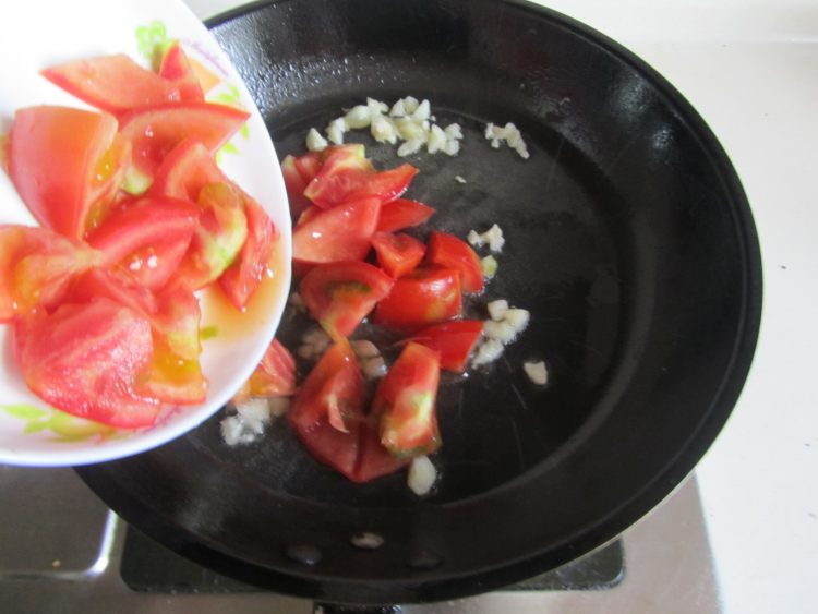 青豆番茄炒包菜步骤3