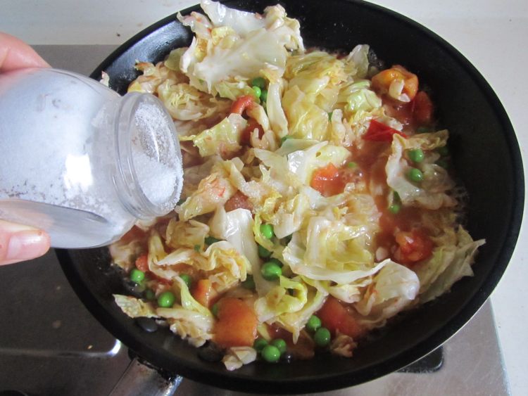 青豆番茄炒包菜步骤7