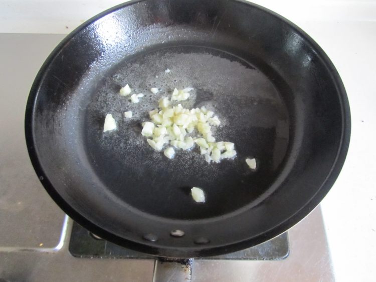 青豆番茄炒包菜步骤2