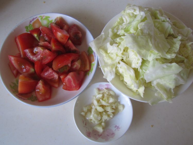 青豆番茄炒包菜步骤1