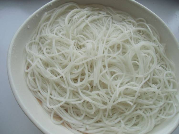 酸辣米线步骤2