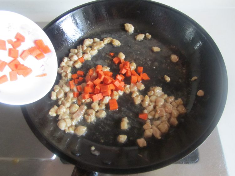 毛豆茭白炒肉丁步骤6